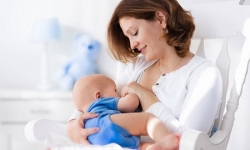 Η διακοπή του θηλασμού δεν βοηθάει τα μωρά να κοιμούνται περισσότερο τα βράδια