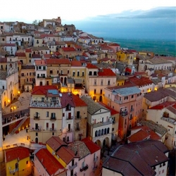 Δήμαρχος κωμόπολης στη Ιταλία δίνει 2.000€ το μήνα για προσέλκυση μόνιμων κατοίκων! [pics]
