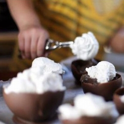 Φτιάξτε σοκολατένια μπόλ παγωτού και πρωτοτυπήστε!